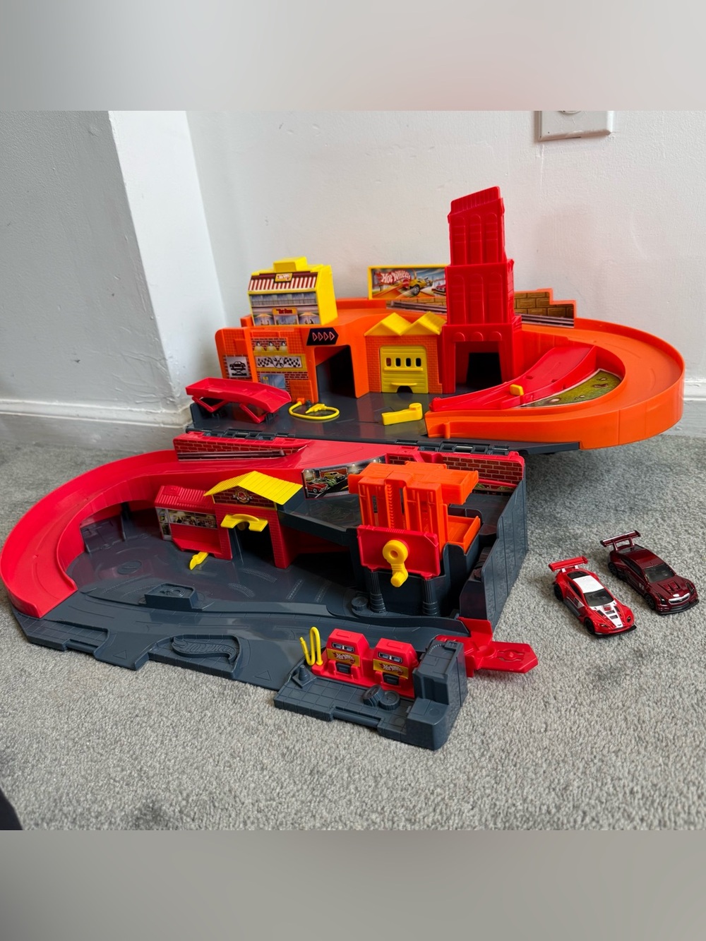 Hot Wheels City Sto & Go Playset "The Hot Ones"
